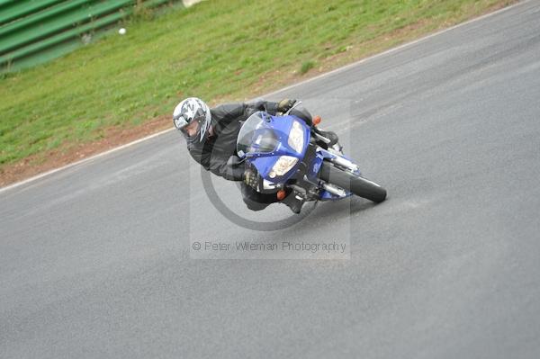 Mallory park Leicestershire;Mallory park photographs;Motorcycle action photographs;event digital images;eventdigitalimages;mallory park;no limits trackday;peter wileman photography;trackday;trackday digital images;trackday photos