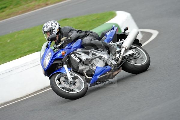 Mallory park Leicestershire;Mallory park photographs;Motorcycle action photographs;event digital images;eventdigitalimages;mallory park;no limits trackday;peter wileman photography;trackday;trackday digital images;trackday photos