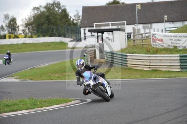 Mallory park Leicestershire;Mallory park photographs;Motorcycle action photographs;event digital images;eventdigitalimages;mallory park;no limits trackday;peter wileman photography;trackday;trackday digital images;trackday photos