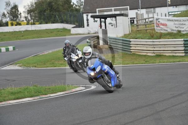 Mallory park Leicestershire;Mallory park photographs;Motorcycle action photographs;event digital images;eventdigitalimages;mallory park;no limits trackday;peter wileman photography;trackday;trackday digital images;trackday photos