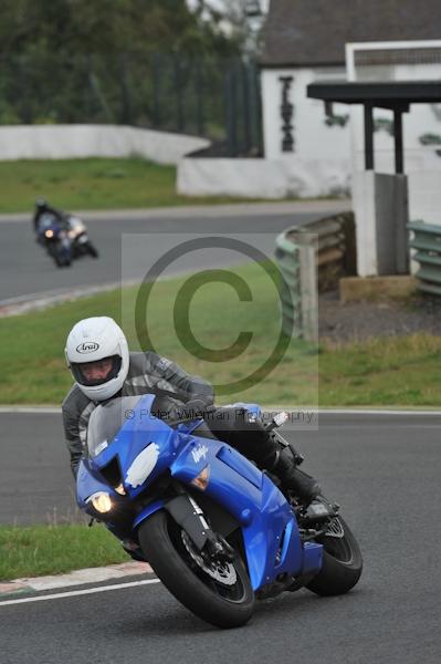 Mallory park Leicestershire;Mallory park photographs;Motorcycle action photographs;event digital images;eventdigitalimages;mallory park;no limits trackday;peter wileman photography;trackday;trackday digital images;trackday photos