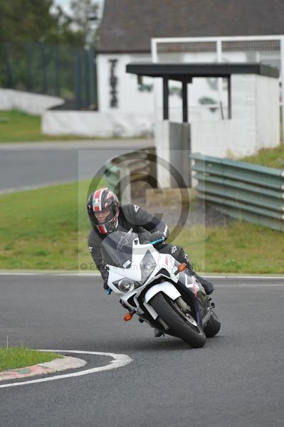 Mallory park Leicestershire;Mallory park photographs;Motorcycle action photographs;event digital images;eventdigitalimages;mallory park;no limits trackday;peter wileman photography;trackday;trackday digital images;trackday photos