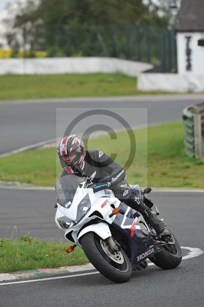 Mallory park Leicestershire;Mallory park photographs;Motorcycle action photographs;event digital images;eventdigitalimages;mallory park;no limits trackday;peter wileman photography;trackday;trackday digital images;trackday photos