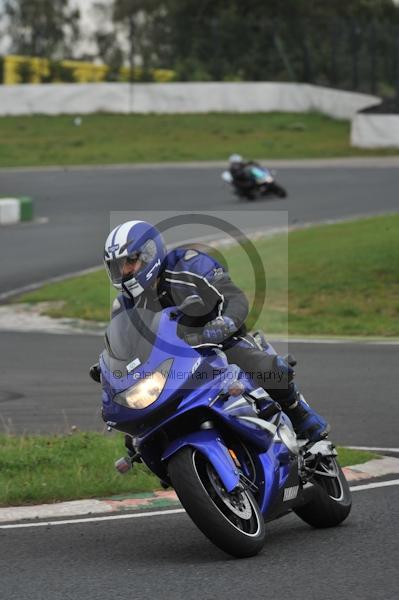 Mallory park Leicestershire;Mallory park photographs;Motorcycle action photographs;event digital images;eventdigitalimages;mallory park;no limits trackday;peter wileman photography;trackday;trackday digital images;trackday photos