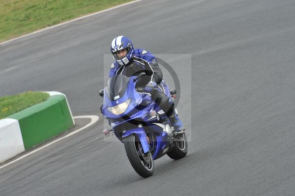 Mallory park Leicestershire;Mallory park photographs;Motorcycle action photographs;event digital images;eventdigitalimages;mallory park;no limits trackday;peter wileman photography;trackday;trackday digital images;trackday photos