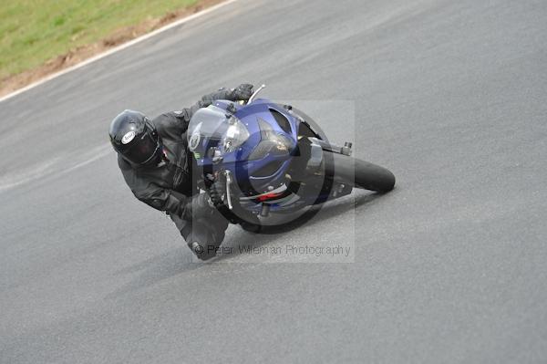 Mallory park Leicestershire;Mallory park photographs;Motorcycle action photographs;event digital images;eventdigitalimages;mallory park;no limits trackday;peter wileman photography;trackday;trackday digital images;trackday photos