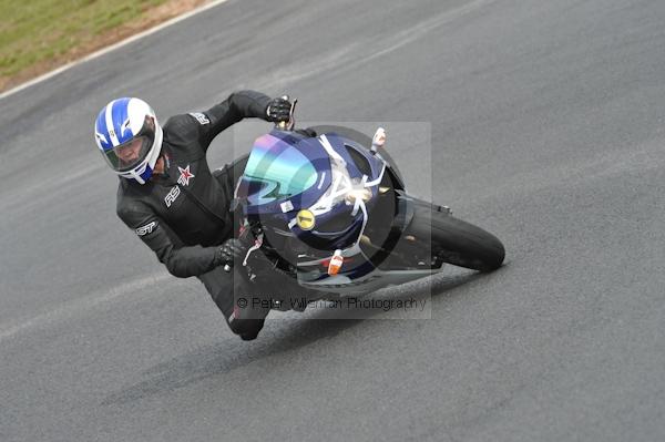 Mallory park Leicestershire;Mallory park photographs;Motorcycle action photographs;event digital images;eventdigitalimages;mallory park;no limits trackday;peter wileman photography;trackday;trackday digital images;trackday photos