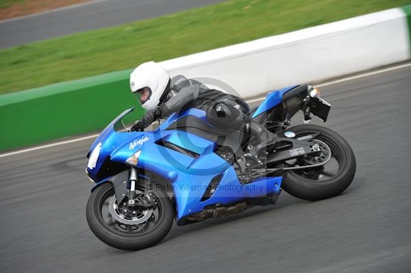 Mallory park Leicestershire;Mallory park photographs;Motorcycle action photographs;event digital images;eventdigitalimages;mallory park;no limits trackday;peter wileman photography;trackday;trackday digital images;trackday photos