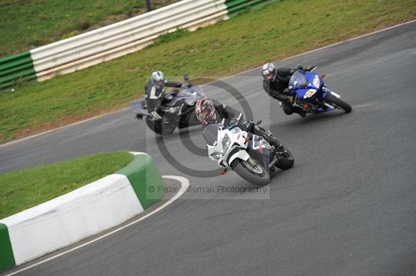 Mallory park Leicestershire;Mallory park photographs;Motorcycle action photographs;event digital images;eventdigitalimages;mallory park;no limits trackday;peter wileman photography;trackday;trackday digital images;trackday photos