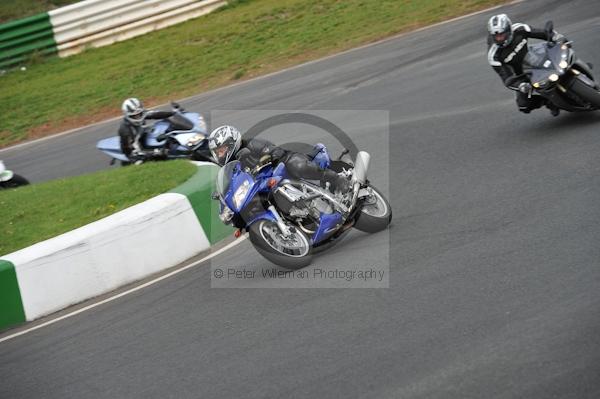 Mallory park Leicestershire;Mallory park photographs;Motorcycle action photographs;event digital images;eventdigitalimages;mallory park;no limits trackday;peter wileman photography;trackday;trackday digital images;trackday photos