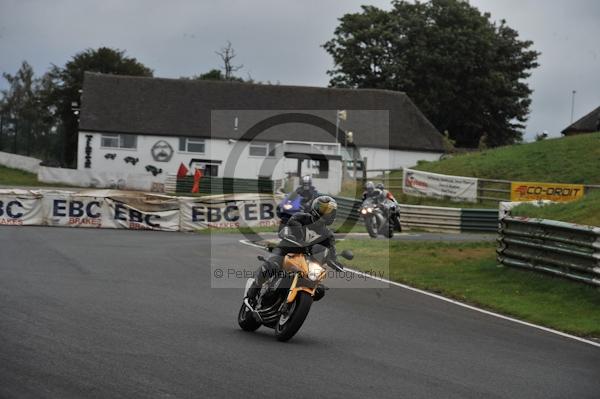 Mallory park Leicestershire;Mallory park photographs;Motorcycle action photographs;event digital images;eventdigitalimages;mallory park;no limits trackday;peter wileman photography;trackday;trackday digital images;trackday photos