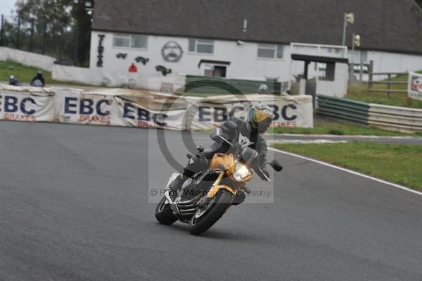 Mallory park Leicestershire;Mallory park photographs;Motorcycle action photographs;event digital images;eventdigitalimages;mallory park;no limits trackday;peter wileman photography;trackday;trackday digital images;trackday photos