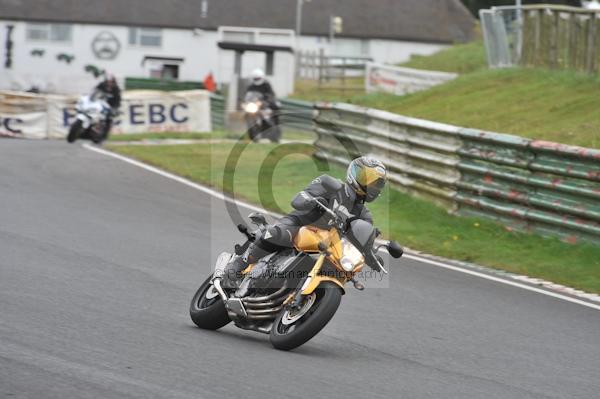 Mallory park Leicestershire;Mallory park photographs;Motorcycle action photographs;event digital images;eventdigitalimages;mallory park;no limits trackday;peter wileman photography;trackday;trackday digital images;trackday photos