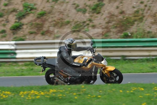 Mallory park Leicestershire;Mallory park photographs;Motorcycle action photographs;event digital images;eventdigitalimages;mallory park;no limits trackday;peter wileman photography;trackday;trackday digital images;trackday photos