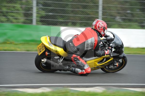 Mallory park Leicestershire;Mallory park photographs;Motorcycle action photographs;event digital images;eventdigitalimages;mallory park;no limits trackday;peter wileman photography;trackday;trackday digital images;trackday photos