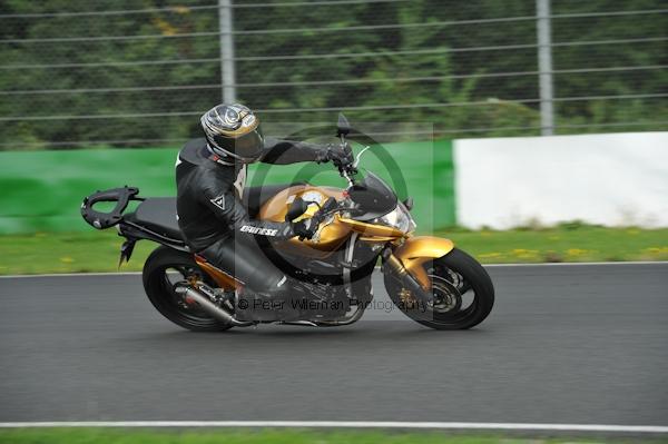 Mallory park Leicestershire;Mallory park photographs;Motorcycle action photographs;event digital images;eventdigitalimages;mallory park;no limits trackday;peter wileman photography;trackday;trackday digital images;trackday photos