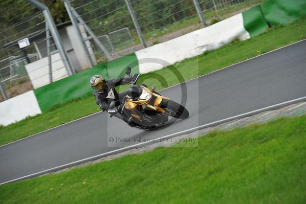 Mallory park Leicestershire;Mallory park photographs;Motorcycle action photographs;event digital images;eventdigitalimages;mallory park;no limits trackday;peter wileman photography;trackday;trackday digital images;trackday photos