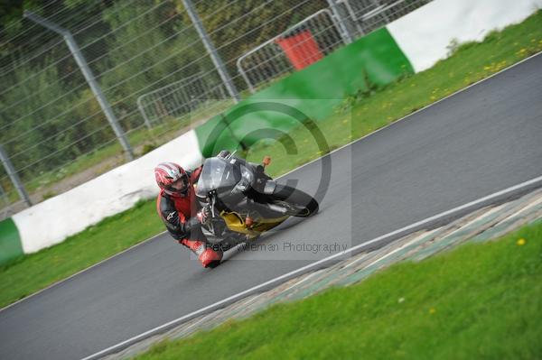 Mallory park Leicestershire;Mallory park photographs;Motorcycle action photographs;event digital images;eventdigitalimages;mallory park;no limits trackday;peter wileman photography;trackday;trackday digital images;trackday photos