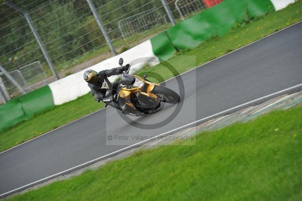 Mallory park Leicestershire;Mallory park photographs;Motorcycle action photographs;event digital images;eventdigitalimages;mallory park;no limits trackday;peter wileman photography;trackday;trackday digital images;trackday photos