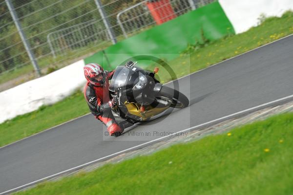 Mallory park Leicestershire;Mallory park photographs;Motorcycle action photographs;event digital images;eventdigitalimages;mallory park;no limits trackday;peter wileman photography;trackday;trackday digital images;trackday photos