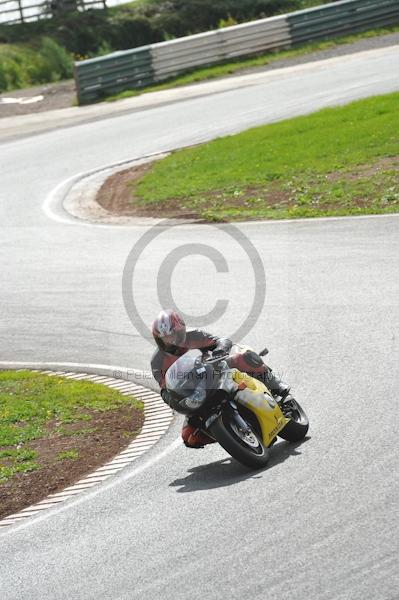 Mallory park Leicestershire;Mallory park photographs;Motorcycle action photographs;event digital images;eventdigitalimages;mallory park;no limits trackday;peter wileman photography;trackday;trackday digital images;trackday photos