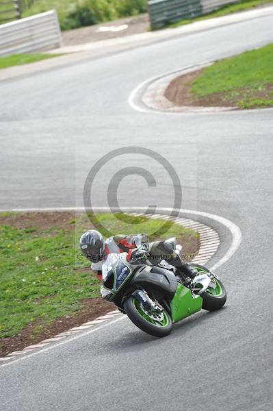 Mallory park Leicestershire;Mallory park photographs;Motorcycle action photographs;event digital images;eventdigitalimages;mallory park;no limits trackday;peter wileman photography;trackday;trackday digital images;trackday photos