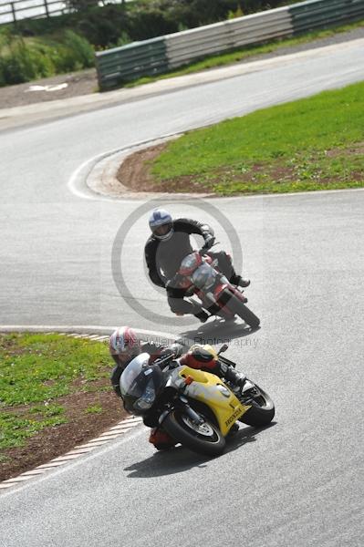 Mallory park Leicestershire;Mallory park photographs;Motorcycle action photographs;event digital images;eventdigitalimages;mallory park;no limits trackday;peter wileman photography;trackday;trackday digital images;trackday photos