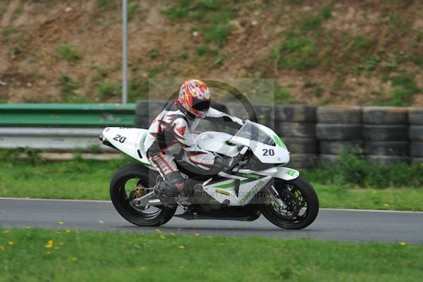 Mallory park Leicestershire;Mallory park photographs;Motorcycle action photographs;event digital images;eventdigitalimages;mallory park;no limits trackday;peter wileman photography;trackday;trackday digital images;trackday photos