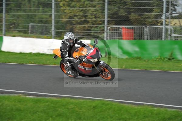 Mallory park Leicestershire;Mallory park photographs;Motorcycle action photographs;event digital images;eventdigitalimages;mallory park;no limits trackday;peter wileman photography;trackday;trackday digital images;trackday photos