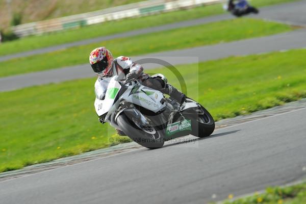 Mallory park Leicestershire;Mallory park photographs;Motorcycle action photographs;event digital images;eventdigitalimages;mallory park;no limits trackday;peter wileman photography;trackday;trackday digital images;trackday photos