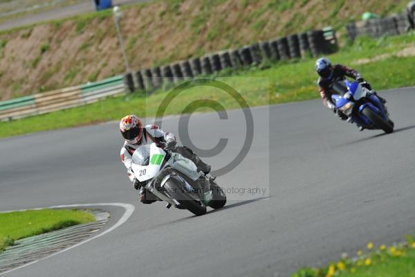 Mallory park Leicestershire;Mallory park photographs;Motorcycle action photographs;event digital images;eventdigitalimages;mallory park;no limits trackday;peter wileman photography;trackday;trackday digital images;trackday photos