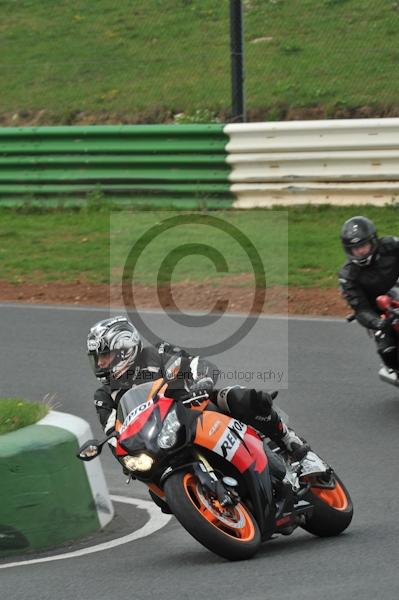 Mallory park Leicestershire;Mallory park photographs;Motorcycle action photographs;event digital images;eventdigitalimages;mallory park;no limits trackday;peter wileman photography;trackday;trackday digital images;trackday photos