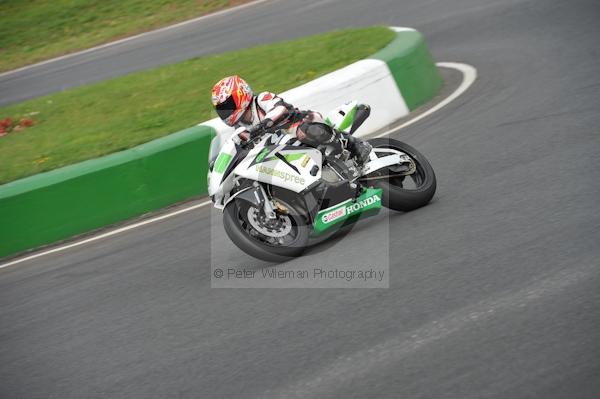 Mallory park Leicestershire;Mallory park photographs;Motorcycle action photographs;event digital images;eventdigitalimages;mallory park;no limits trackday;peter wileman photography;trackday;trackday digital images;trackday photos