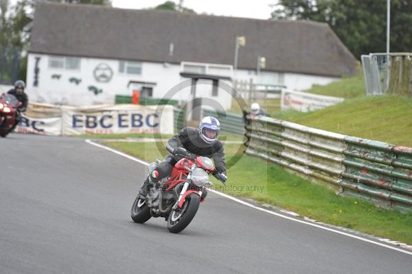 Mallory park Leicestershire;Mallory park photographs;Motorcycle action photographs;event digital images;eventdigitalimages;mallory park;no limits trackday;peter wileman photography;trackday;trackday digital images;trackday photos