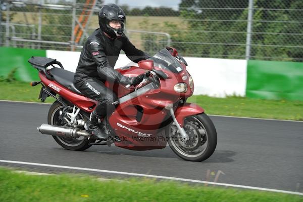 Mallory park Leicestershire;Mallory park photographs;Motorcycle action photographs;event digital images;eventdigitalimages;mallory park;no limits trackday;peter wileman photography;trackday;trackday digital images;trackday photos