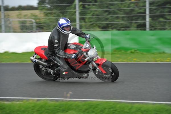 Mallory park Leicestershire;Mallory park photographs;Motorcycle action photographs;event digital images;eventdigitalimages;mallory park;no limits trackday;peter wileman photography;trackday;trackday digital images;trackday photos