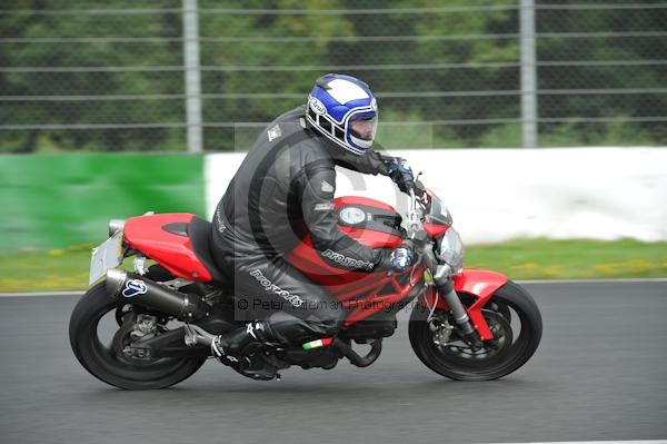 Mallory park Leicestershire;Mallory park photographs;Motorcycle action photographs;event digital images;eventdigitalimages;mallory park;no limits trackday;peter wileman photography;trackday;trackday digital images;trackday photos