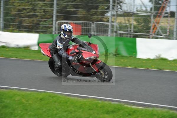 Mallory park Leicestershire;Mallory park photographs;Motorcycle action photographs;event digital images;eventdigitalimages;mallory park;no limits trackday;peter wileman photography;trackday;trackday digital images;trackday photos