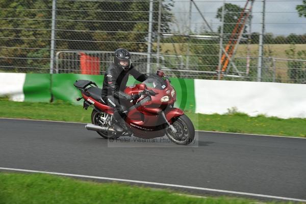 Mallory park Leicestershire;Mallory park photographs;Motorcycle action photographs;event digital images;eventdigitalimages;mallory park;no limits trackday;peter wileman photography;trackday;trackday digital images;trackday photos