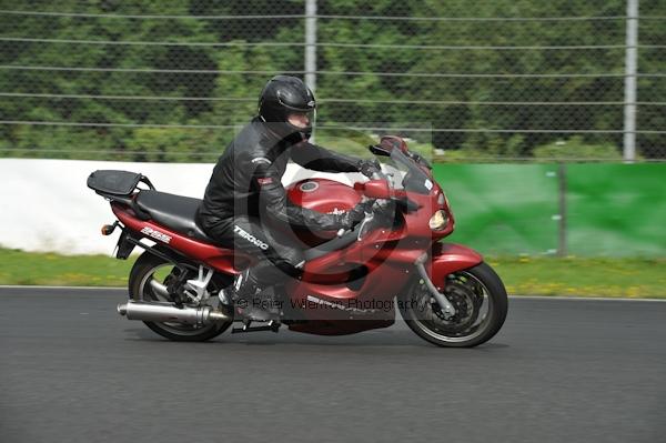 Mallory park Leicestershire;Mallory park photographs;Motorcycle action photographs;event digital images;eventdigitalimages;mallory park;no limits trackday;peter wileman photography;trackday;trackday digital images;trackday photos