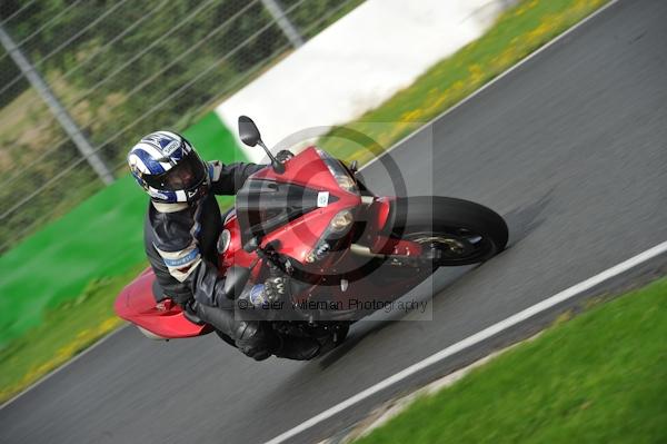 Mallory park Leicestershire;Mallory park photographs;Motorcycle action photographs;event digital images;eventdigitalimages;mallory park;no limits trackday;peter wileman photography;trackday;trackday digital images;trackday photos