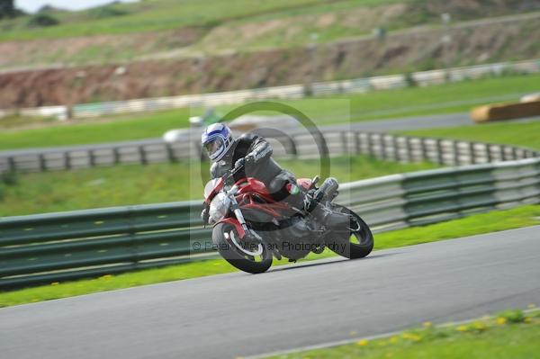 Mallory park Leicestershire;Mallory park photographs;Motorcycle action photographs;event digital images;eventdigitalimages;mallory park;no limits trackday;peter wileman photography;trackday;trackday digital images;trackday photos