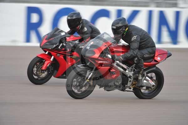 Motorcycle action photographs;Rockingham;Rockingham photographs;Trackday digital images;event digital images;eventdigitalimages;no limits trackday;peter wileman photography;rockingham corby northamptonshire;trackday;trackday photos