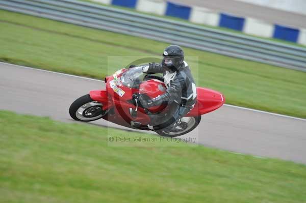 Motorcycle action photographs;Rockingham;Rockingham photographs;Trackday digital images;event digital images;eventdigitalimages;no limits trackday;peter wileman photography;rockingham corby northamptonshire;trackday;trackday photos