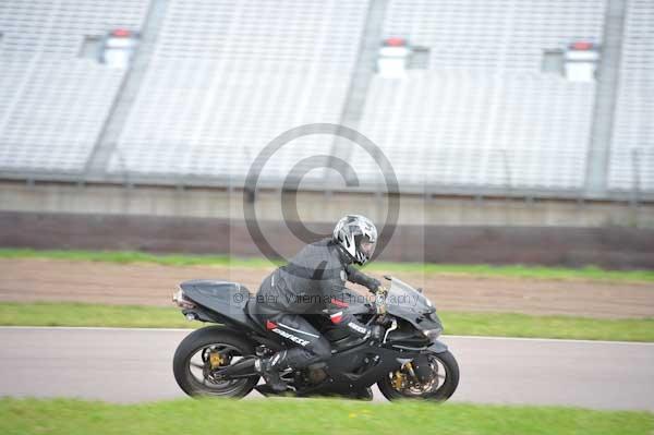 Motorcycle action photographs;Rockingham;Rockingham photographs;Trackday digital images;event digital images;eventdigitalimages;no limits trackday;peter wileman photography;rockingham corby northamptonshire;trackday;trackday photos