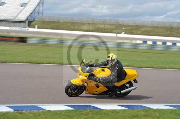 Motorcycle action photographs;Rockingham;Rockingham photographs;Trackday digital images;event digital images;eventdigitalimages;no limits trackday;peter wileman photography;rockingham corby northamptonshire;trackday;trackday photos