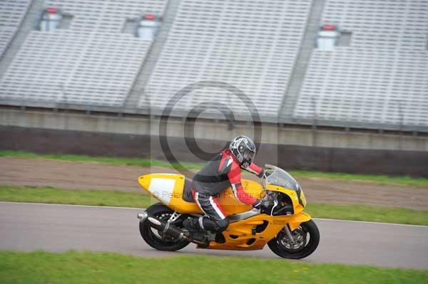 Motorcycle action photographs;Rockingham;Rockingham photographs;Trackday digital images;event digital images;eventdigitalimages;no limits trackday;peter wileman photography;rockingham corby northamptonshire;trackday;trackday photos