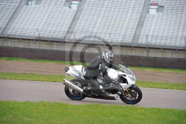 Motorcycle action photographs;Rockingham;Rockingham photographs;Trackday digital images;event digital images;eventdigitalimages;no limits trackday;peter wileman photography;rockingham corby northamptonshire;trackday;trackday photos