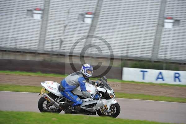 Motorcycle action photographs;Rockingham;Rockingham photographs;Trackday digital images;event digital images;eventdigitalimages;no limits trackday;peter wileman photography;rockingham corby northamptonshire;trackday;trackday photos