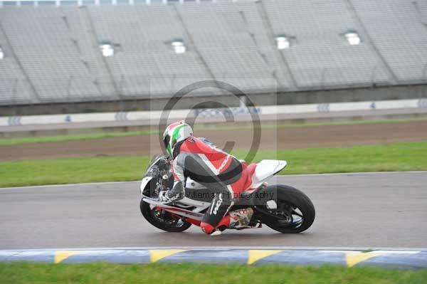 Motorcycle action photographs;Rockingham;Rockingham photographs;Trackday digital images;event digital images;eventdigitalimages;no limits trackday;peter wileman photography;rockingham corby northamptonshire;trackday;trackday photos